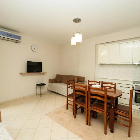 Albanian Roots -2br, Family Friendly Apartmán
