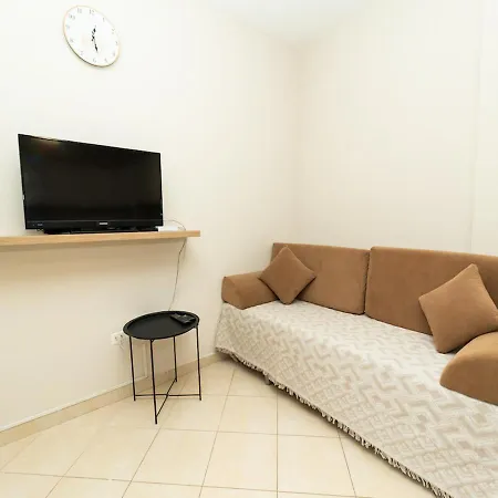 Albanian Roots -2br, Family Friendly Apartmán