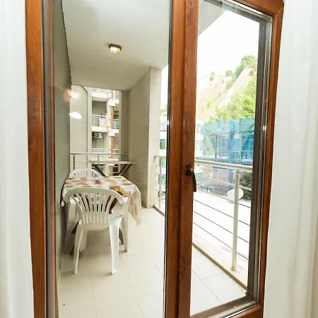 Albanian Roots -2br, Family Friendly Apartmán *