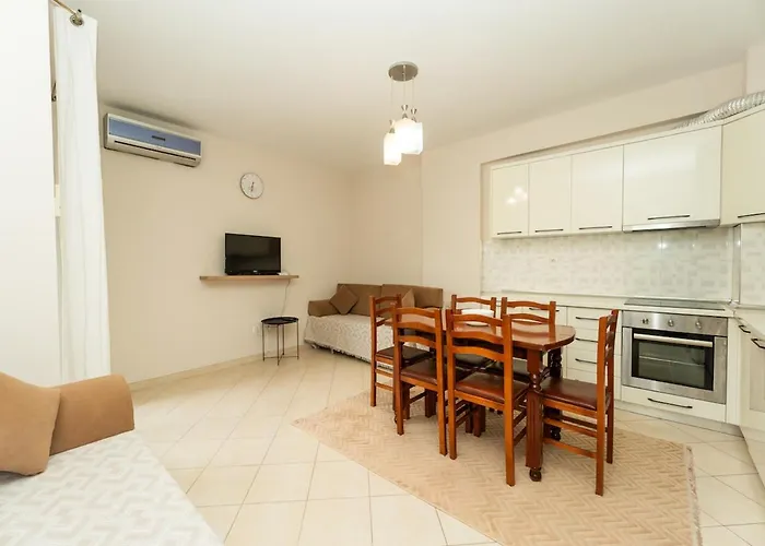 Albanian Roots -2br, Family Friendly Apartman *