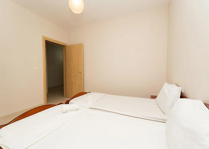 Apartman Albanian Roots -2br, Family Friendly *