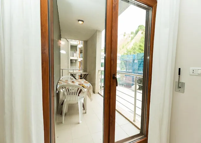 Albanian Roots -2br, Family Friendly Apartman *