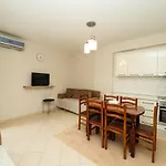Albanian Roots -2br, Family Friendly Apartmán