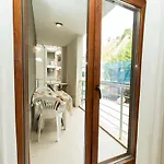 Albanian Roots -2br, Family Friendly Apartmán *