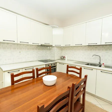 Albanian Roots -2br, Family Friendly