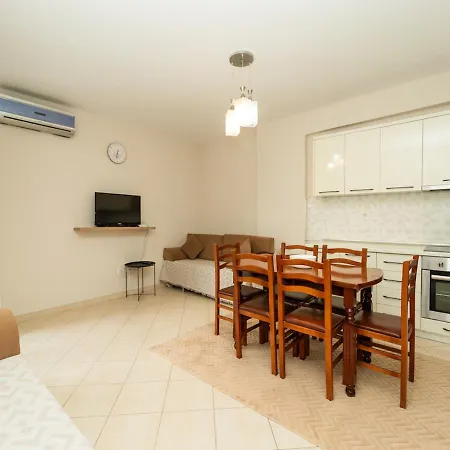 Albanian Roots -2br, Family Friendly Lejlighed *