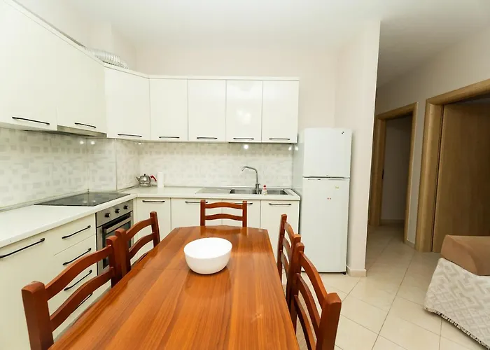 Albanian Roots -2br, Family Friendly *