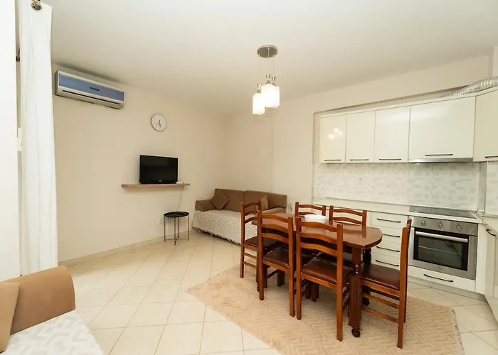 Albanian Roots -2br, Family Friendly Lejlighed